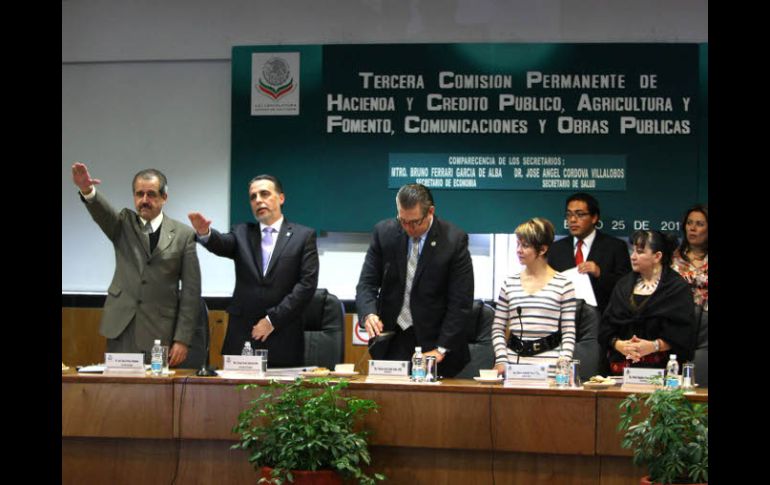 El secretario de Salud, José Ángel Córdova y el secretario de Economía, Bruno Ferrari, durante la comparecencia. EL UNIVERSAL  /