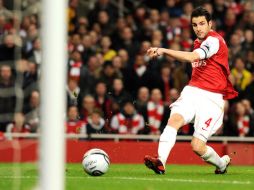 Cesc Fábregas anotó uno de los goles en la victoria del Arsenal. AFP  /