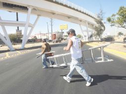 Trabajadores dan los últimos toques al puente del Álamo, que se inaugura mañana. A. GARCÍA  /