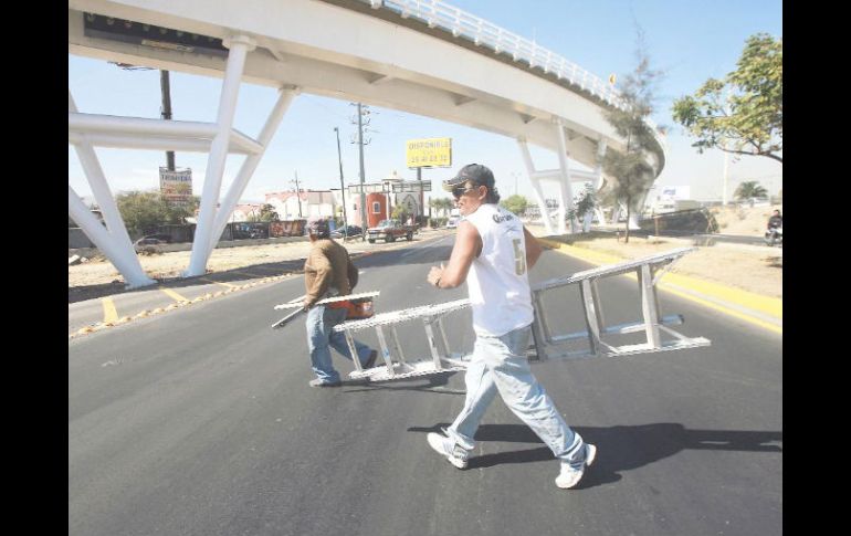 Trabajadores dan los últimos toques al puente del Álamo, que se inaugura mañana. A. GARCÍA  /