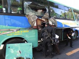 La policía anti explosivos de Filipinas revisa el autobús que estalló. AP  /