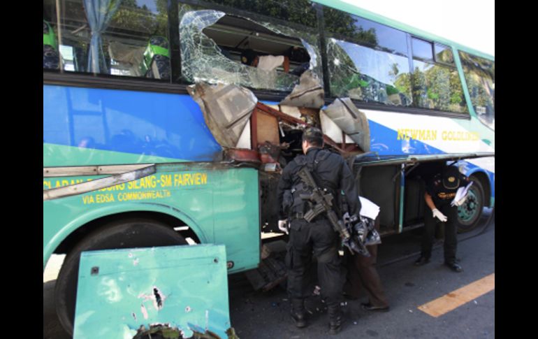 La policía anti explosivos de Filipinas revisa el autobús que estalló. AP  /