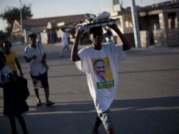 Un niño haitiano viste la camiseta con el eslogan electoral de Jude Celestin. EFE  /