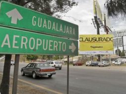 Colocación de mantas de clausura en publicidad del aeropuerto de Guadalajara. ARCHIVO  /