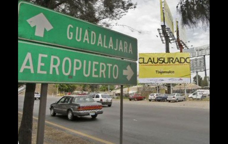 Colocación de mantas de clausura en publicidad del aeropuerto de Guadalajara. ARCHIVO  /