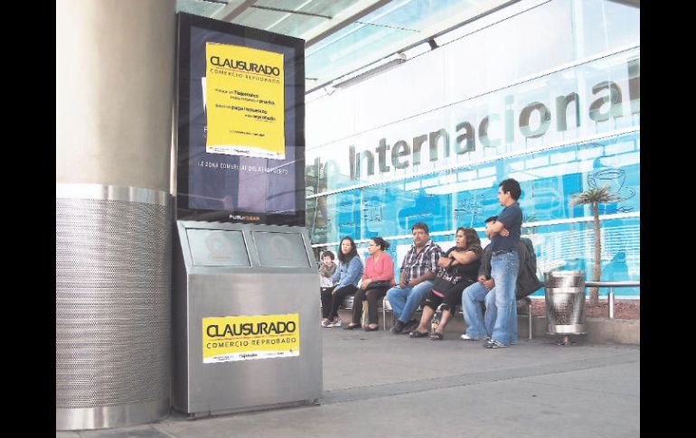 La publicidad en el aeropuerto está otra vez clausurada, los administradores esperan un amparo a favor en dos días. ESPECIAL  /