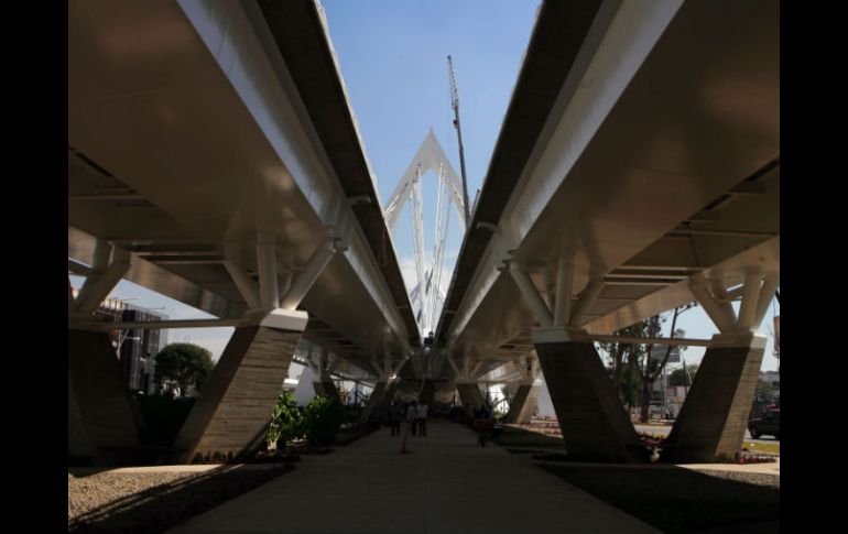 El gobernador inauguró ayer el parque que acompaña la obra vial del puente atirantado. A. GARCÍA  /