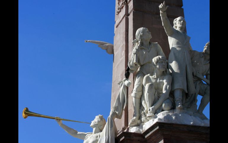 La corneta que sostiene una de las figuras del monumento fue el elemento que más trabajo dio. A. GARCÍA  /