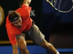 A Rafael Nadal le costaba moverse a placer en la pista del Rod Laver Arena, pues una lesión en una pierna no lo dejó jugar. AFP  /