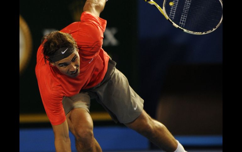 A Rafael Nadal le costaba moverse a placer en la pista del Rod Laver Arena, pues una lesión en una pierna no lo dejó jugar. AFP  /