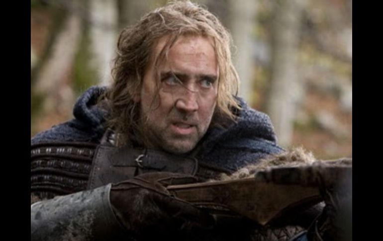 Nicolas Cage se mete en la piel de Behmen, un valiente guerrero, en la cinta Temporada de brujas. ESPECIAL  /