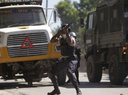 Policías haitianos se enfrentan con manifestantes que se niegan a la salida del candidato Jude Celestin. AP  /