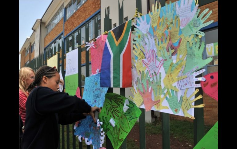 En las escuelas, los niños pegan dibujos en los que expresan sus mejores deseos a Nelson Mandela. AFP  /