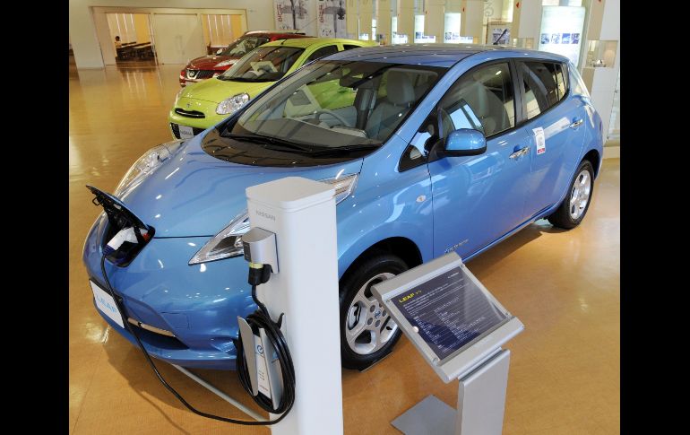 Vehículo eléctrico de Nissan en sala de exposición en la planta Oppama en Yokosuka. AFP  /