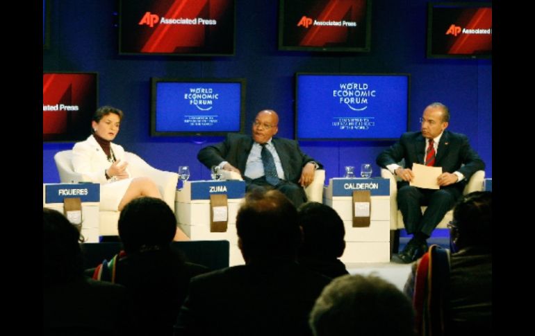 Calderon (der.) inició hoy su participación en las reuniones del Foro Económico Mundial. AP  /