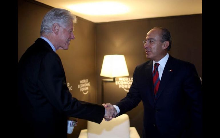 El Presidente Felipe Calderón y el ex mandatario de Estados Unidos, William Clinton. EL UNIVERSAL  /