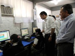 Alonso Lujambio y el gobernador Marco Antonio Adame entregaron equipamiento en una secundaria de Cuernavaca. EL UNIVERSAL  /