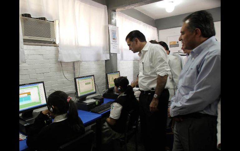 Alonso Lujambio y el gobernador Marco Antonio Adame entregaron equipamiento en una secundaria de Cuernavaca. EL UNIVERSAL  /