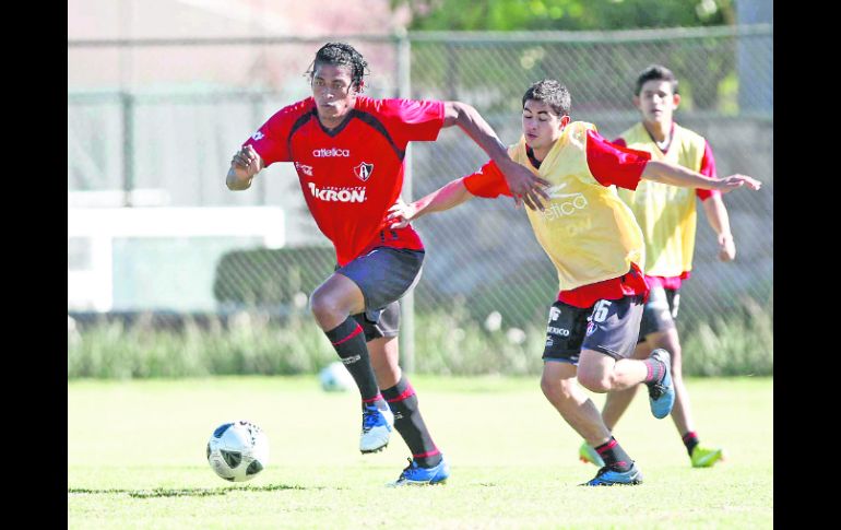 •Carlo Costly (izq.) confía en debutar este sábado ante América. E. PACHECO  /