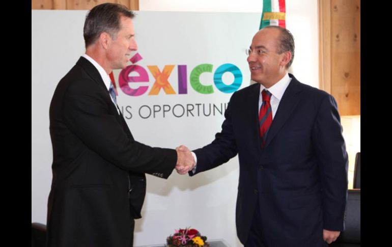 El presidente, Felipe Calderón Hinojosa, se reunió con el presidente ejecutivo de Magna International Company, Don J. Walker. NTX  /