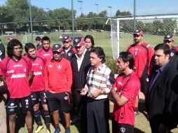 El presidente del Atlas habla con los jugadores del Atlas en el entrenamiento. R. VELÁZQUEZ  /