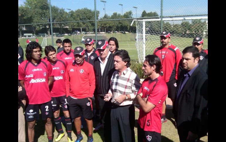 El presidente del Atlas habla con los jugadores del Atlas en el entrenamiento. R. VELÁZQUEZ  /