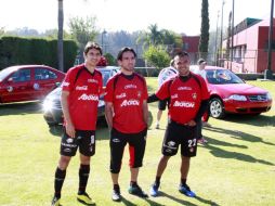 Los jugadores Flavio, Espinoza y Pacheco estuvieron en la entrega de los autos. E.PACHECO  /