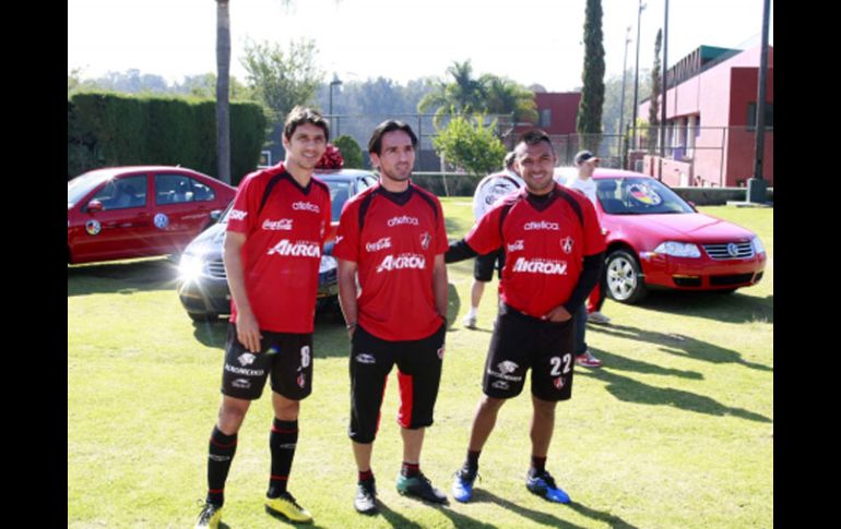 Los jugadores Flavio, Espinoza y Pacheco estuvieron en la entrega de los autos. E.PACHECO  /