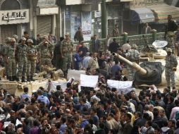 Manifestantes encaran a tropas militares en El Cairo. REUTERS  /