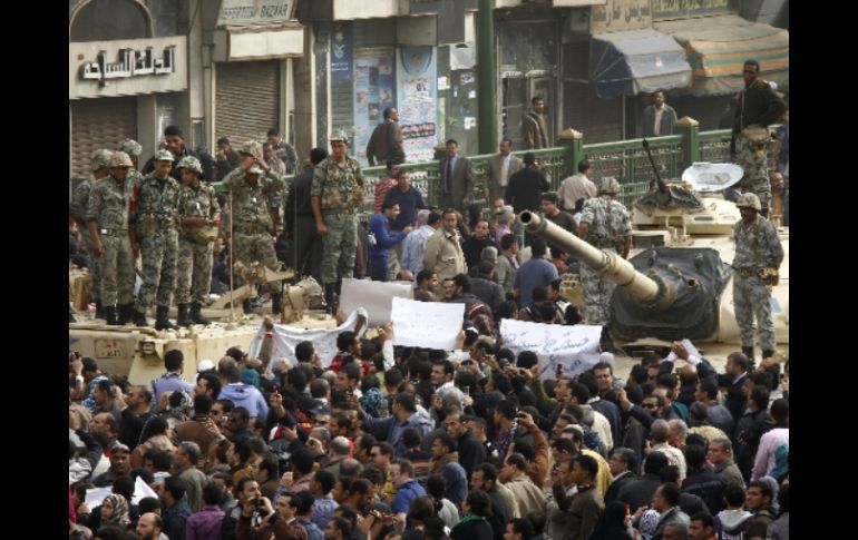 Manifestantes encaran a tropas militares en El Cairo. REUTERS  /