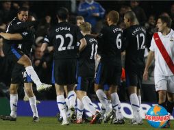 Javier Hernández (izq.) es felicitado por sus coequiperos al anotar el gol que definiría el marcador. AP  /