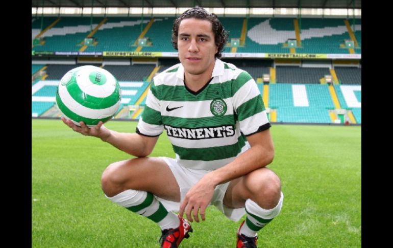 Efraín Juárez fue presentado con el Celtic apenas en julio de 2010. AP  /