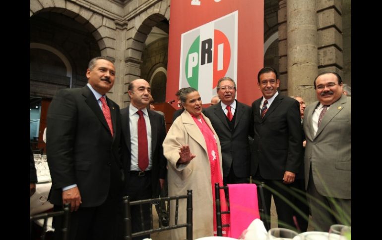 Beltrones, Paredes y Moreira en el palacio de Minería, Ciudad de México. NTX  /