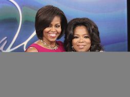 La presentadora Oprah Winfrey (d) junto a la primera dama de EU, Michelle Obama. AP  /