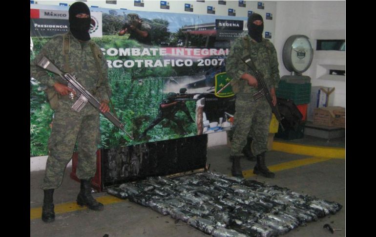 Los 84 kilos 680 gramos de droga sintética, fueron hallados ocultos en 25 rollos de polietileno. ESPECIAL  /