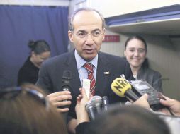 El Presidente Felipe Calderón ofreció una conferencia de prensa a bordo del avión presidencial. NTX  /