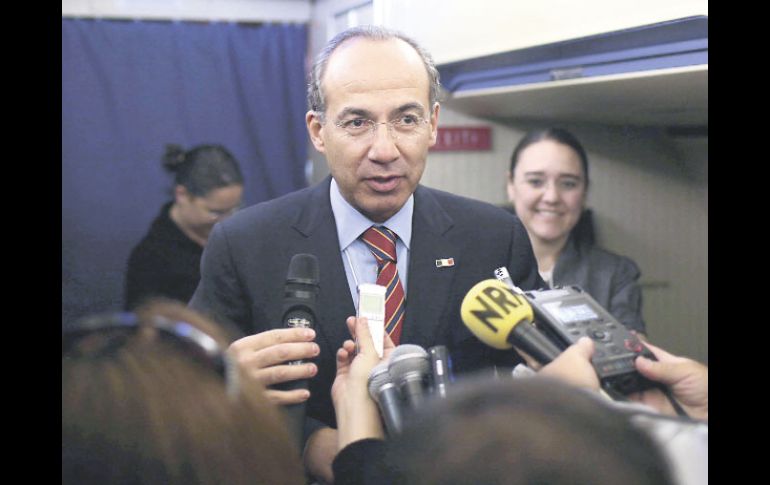 El Presidente Felipe Calderón ofreció una conferencia de prensa a bordo del avión presidencial. NTX  /