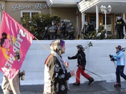 Policías antidisturbios vigilan la manifestación contra la 41a. Reunión Anual del Foro Económico Mundial (FEM), en Davos. EFE  /