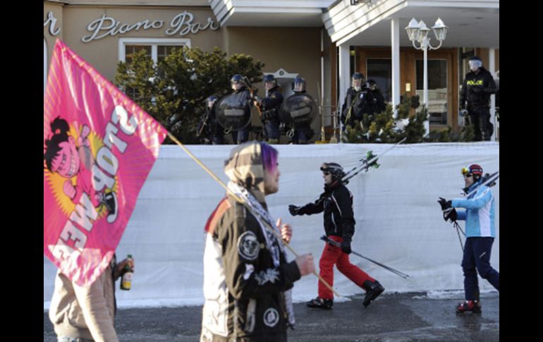 Policías antidisturbios vigilan la manifestación contra la 41a. Reunión Anual del Foro Económico Mundial (FEM), en Davos. EFE  /