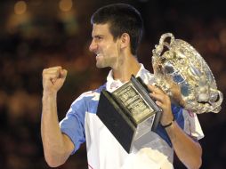 El tenista serbio Novak Djokovic besa su trofeo tras ganar al británico Andy Murray en la final del Abierto de Australia. AFP  /