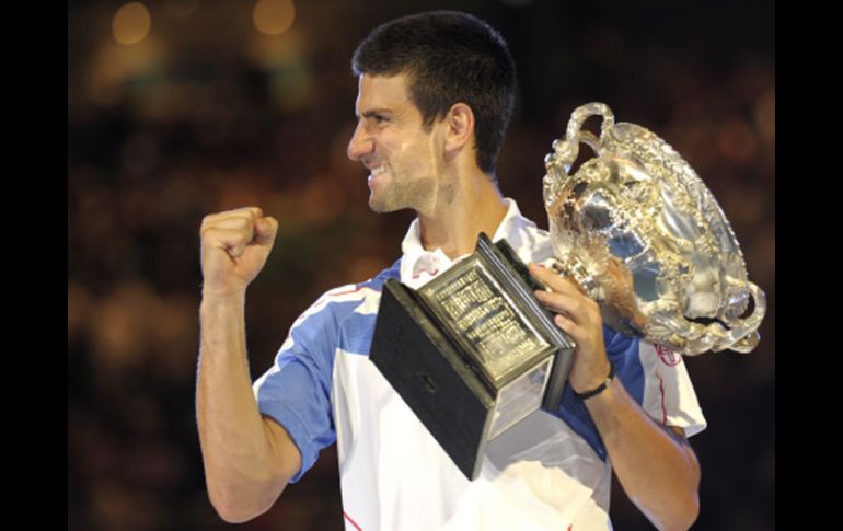 El tenista serbio Novak Djokovic besa su trofeo tras ganar al británico Andy Murray en la final del Abierto de Australia. AFP  /