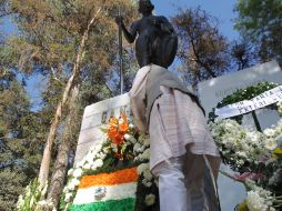 Aspectos de la conmemoración del aniversario de Gandhi en su monumento en Chapultepec. EL UNIVERSAL  /