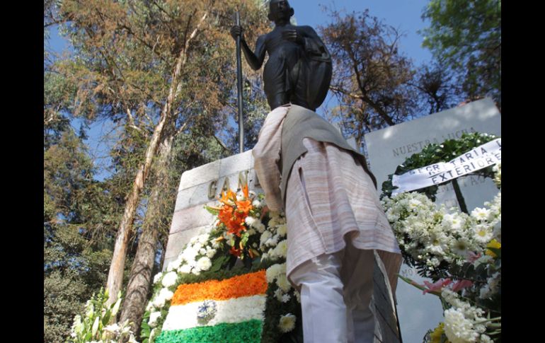 Aspectos de la conmemoración del aniversario de Gandhi en su monumento en Chapultepec. EL UNIVERSAL  /