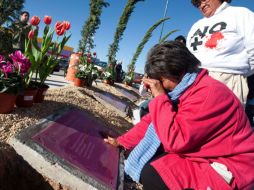 El recuerdo por la pérdida de sus seres queridos causa el dolor en los familiares de los jóvenes. AFP  /