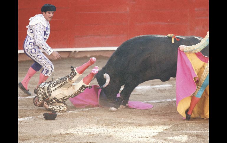 Un subalterno resultó cornado en la primera corrida de la Nuevo Progreso. ESPECIAL  /