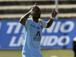 El peruano Wilmer Aguirre celebra su doblete en el duelo ante el Morelia. MEXSPORT  /