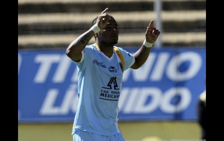 El peruano Wilmer Aguirre celebra su doblete en el duelo ante el Morelia. MEXSPORT  /