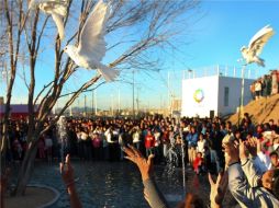 Cientos de personas lanzan al aire palomas blancas en recuerdo de los jóvenes asesinados en Salvárcar, en Ciudad Juárez. AFP  /