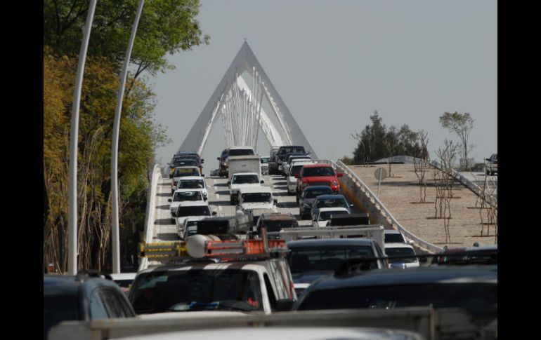 El congestionamiento iniciaba en Lázaro Cárdenas a su cruce con Avenida Chapalita hasta arriba de la estructura. J. BARRAGÁN  /