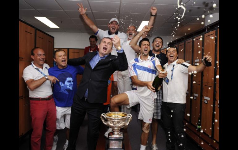 Novak Djokovic (con la botella), en ocasiones pocas vistas en un torneo de tenis, celebra con su equipo de trabajo. REUTERS  /